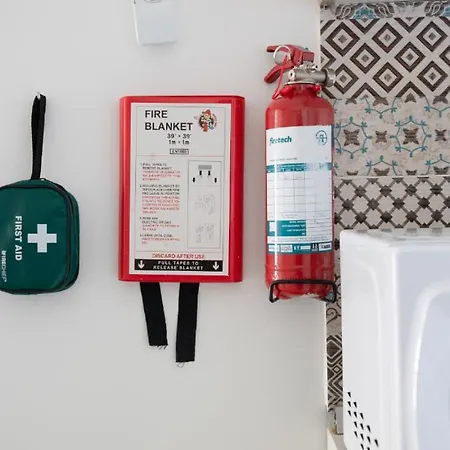 F4 2, Private Two Single Beds Shared Bathroom *