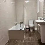 F4 2, Private Two Single Beds Shared Bathroom Homestay *
