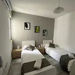 F4 2, Private Two Single Beds Shared Bathroom Проживание в семье