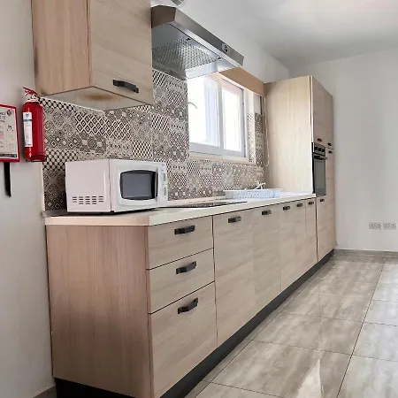 F4 2, Private Two Single Beds Shared Bathroom 姆西达