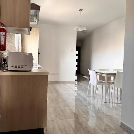 F4 2, Private Two Single Beds Shared Bathroom * Мсида