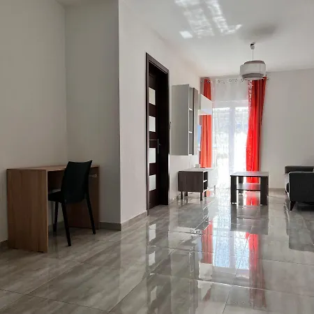 F4 2, Private Two Single Beds Shared Bathroom