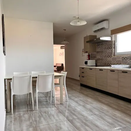 F4 2, Private Two Single Beds Shared Bathroom Accommodatie bij particulieren *