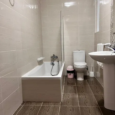 F4 2, Private Two Single Beds Shared Bathroom 民宿 *