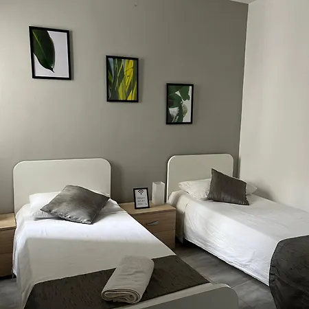 民宿 F4 2, Private Two Single Beds Shared Bathroom *