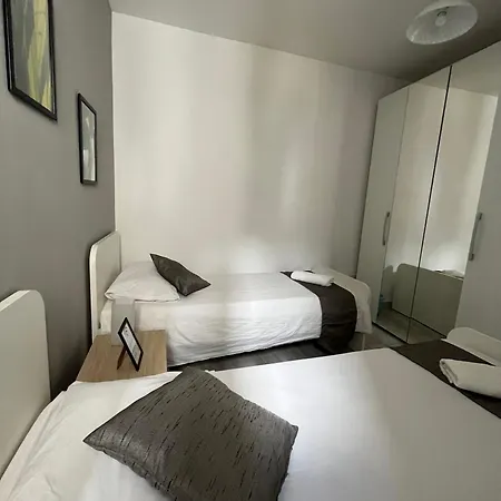 Accommodatie bij particulieren F4 2, Private Two Single Beds Shared Bathroom