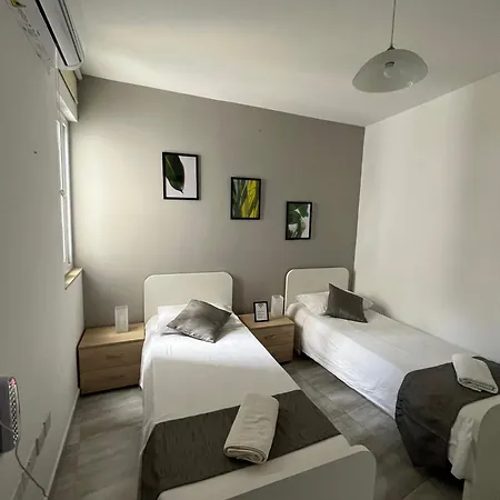 F4 2, Private Two Single Beds Shared Bathroom Accommodatie bij particulieren