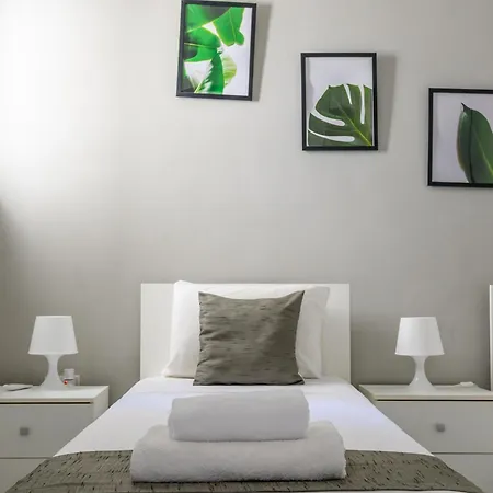 F4 2, Private Two Single Beds Shared Bathroom 民宿 *