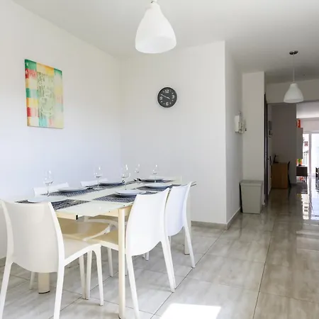 F4 2, Private Two Single Beds Shared Bathroom *