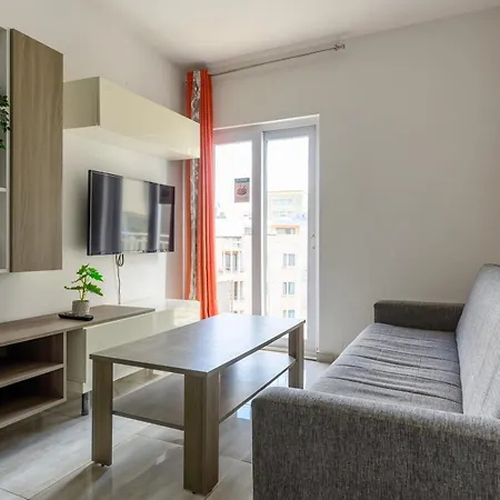 F4 2, Private Two Single Beds Shared Bathroom 民宿 *