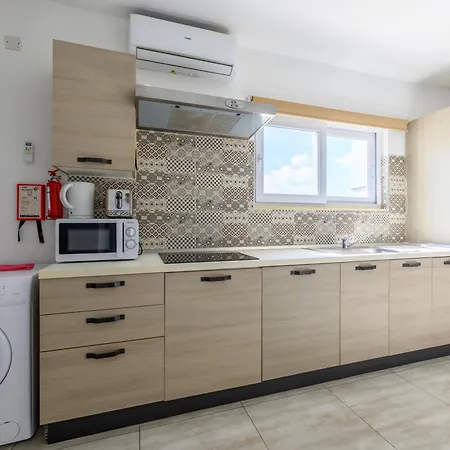 F4 2, Private Two Single Beds Shared Bathroom