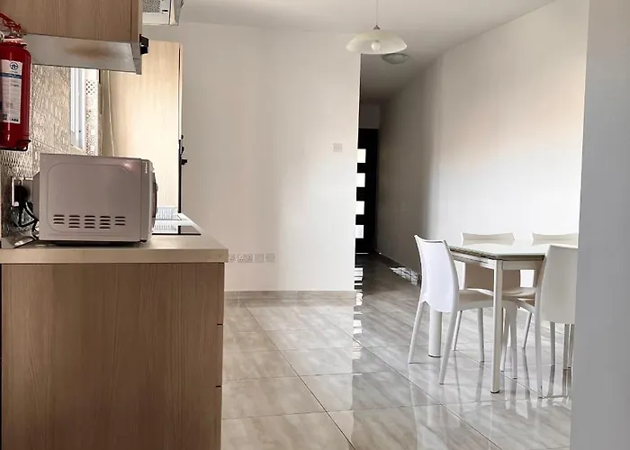 F4 2, Private Two Single Beds Shared Bathroom * Мсида