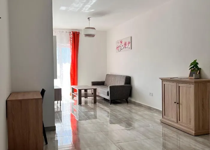 Проживание в семье F4 2, Private Two Single Beds Shared Bathroom Мсида